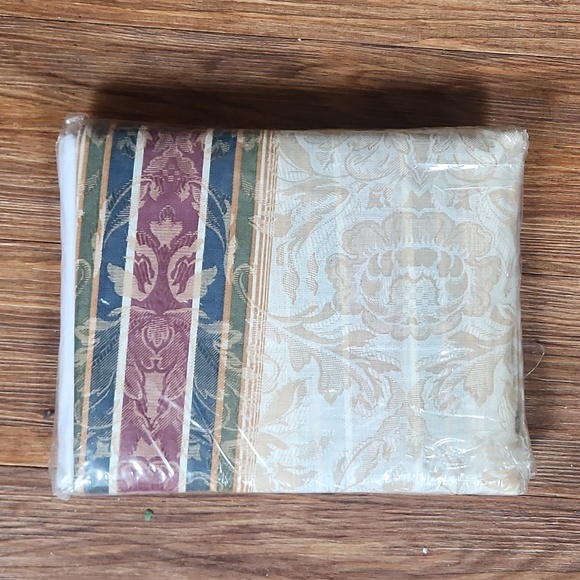 NWT Vintage 1 Queen Bed Ruffle Set and 2 Standard Shams - Picture 2 of 2